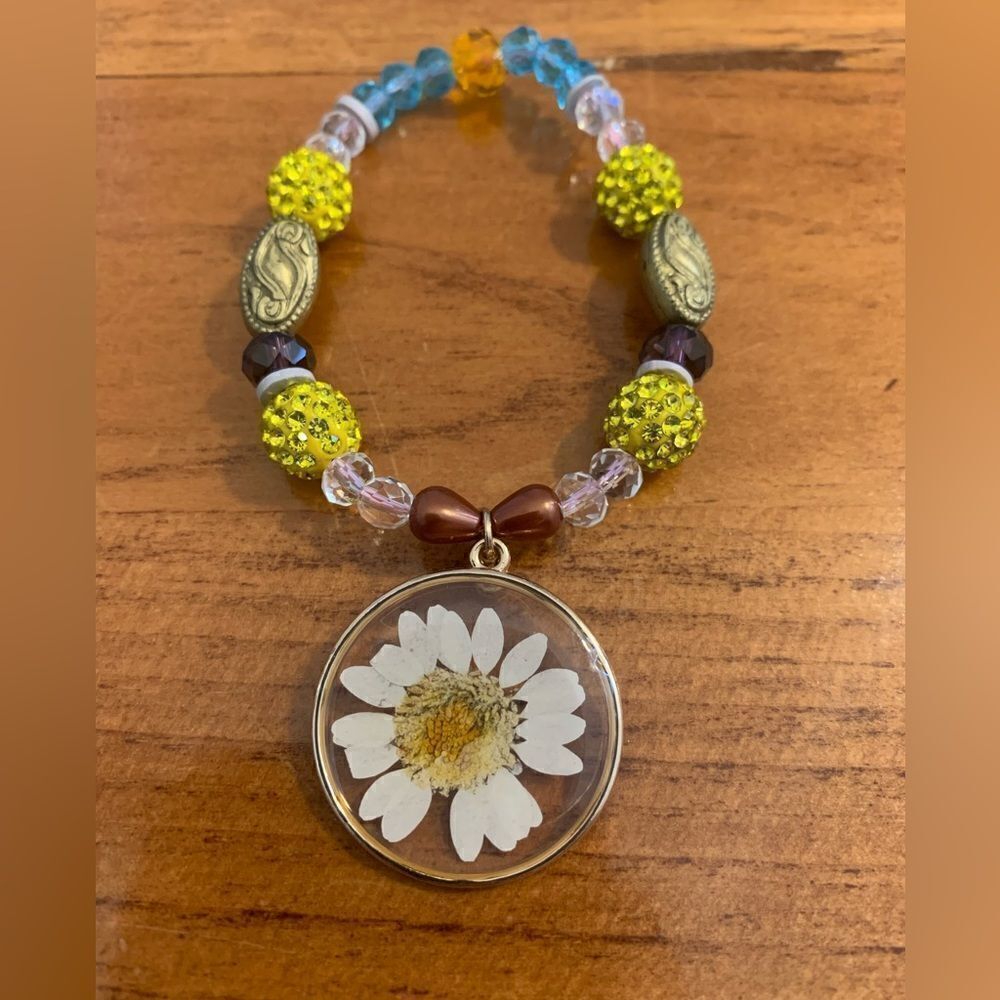 Flower charm beaded stretch bracelet - Picture 3 of 4
